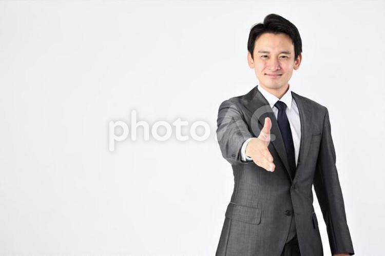 握手を求めるビジネスマン 握手,男性,ビジネスマンの写真素材