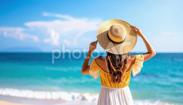 真夏の海を眺める女性の後ろ姿 女性,後姿,後ろ姿の写真素材
