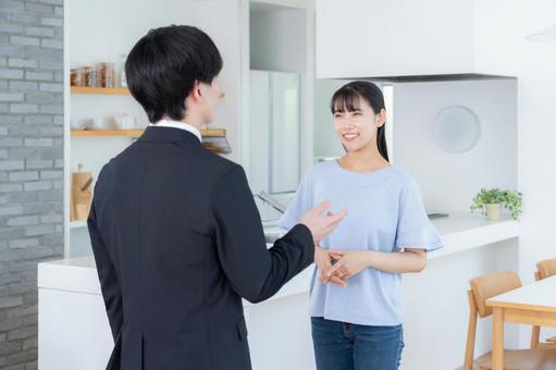 リビングで女性と商談をするビジネスマン リビングで女性と商談をするビジネスマン 営業,不動産,女性の写真素材