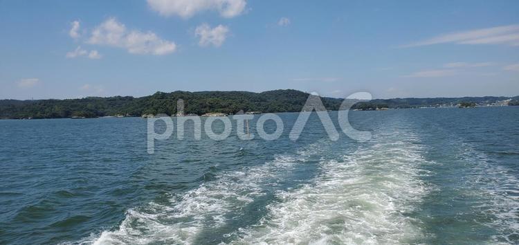 夏の松島18 海,船跡,さざ波の写真素材
