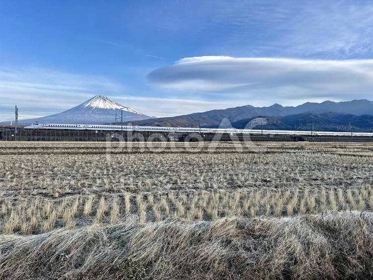 富士山と新幹線と流れる雲 富士山,新幹線,自然の写真素材
