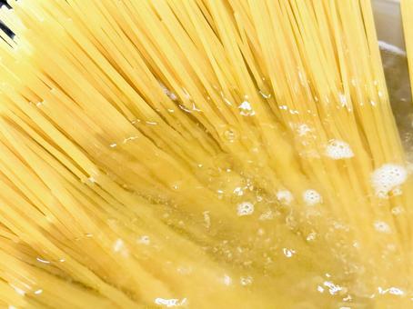 パスタを茹でる パスタを茹でるの写真