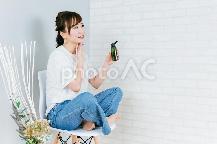 首のスキンケアをする日本人女性 ネックケア,首,スキンケアの写真素材