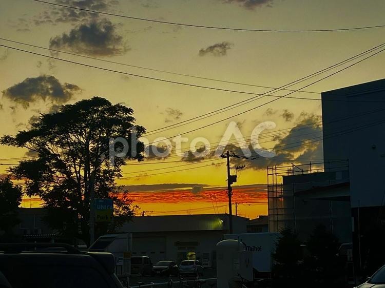 夏日の夕暮れは濃い 夕暮れ,夕焼け,夕日の写真素材