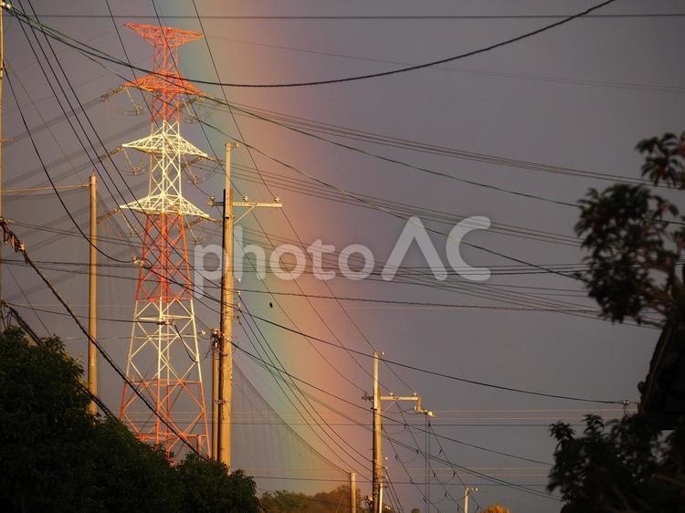 虹と曇り空と電線と鉄塔 虹,雨上がり,曇りの写真素材