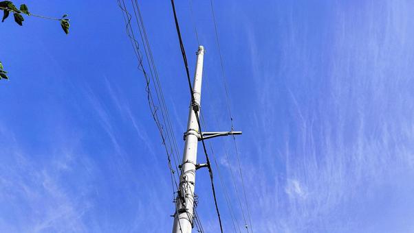 青空の中の電信柱 青空の中の電信柱の写真