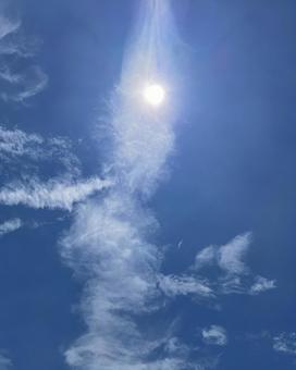 空と雲と太陽の写真