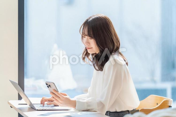 デスクワークをする女性・ビジネスウーマン 女性,ビジネス,パソコンの写真素材