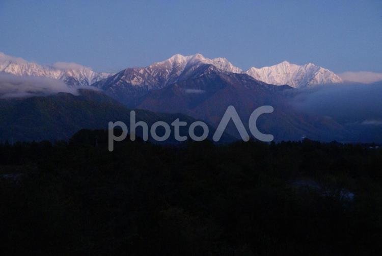 晩秋の安曇野　夜明け前の北アルプス爺ヶ岳 自然,山,風景の写真素材