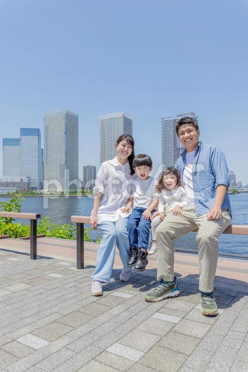 都会に住む家族　親子 家族,仲良し,人物の写真素材