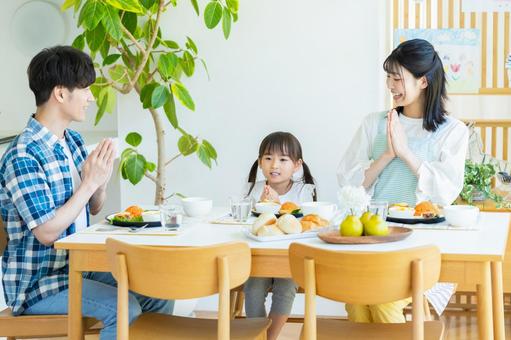 ダイニングで食事する家族 ダイニングで食事する家族 家族,笑顔,食卓の写真素材