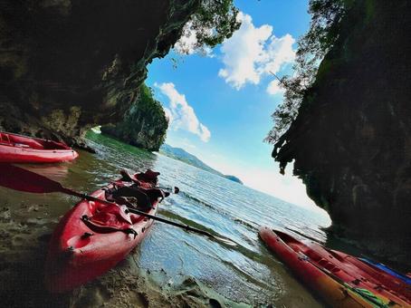 シーカヤック【洞窟】 シーカヤック【洞窟】 海,シーカヤック,ビーチの写真素材