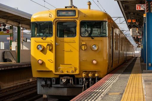ホームに停車中の黄色い古い車両2 ホームに停車中の黄色い古い車両2 古い,電車,車両の写真素材
