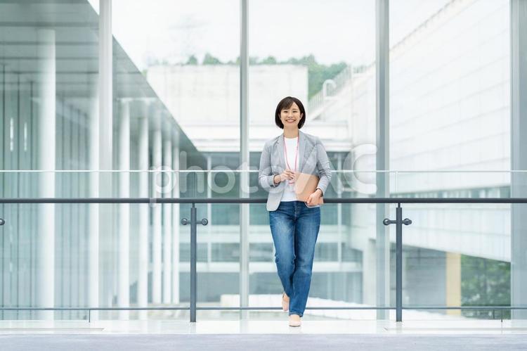 オフィスで働くエンジニアの女性 オフィスで働くエンジニアの女性 ビジネスウーマン,ビジネス,オフィスの写真素材