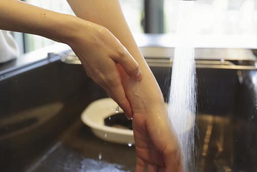 キッチンで手を洗う女性の手元 キッチンで手を洗う女性の手元 手洗い,手を洗う,水道の写真素材