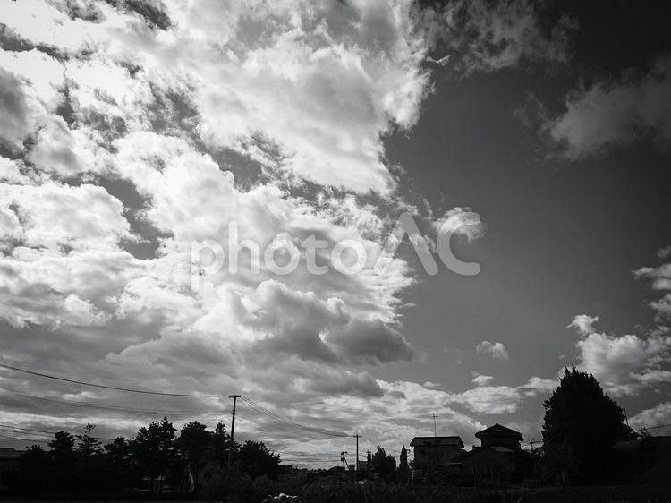 モノクロの田舎の景色 田舎,風景,空の写真素材