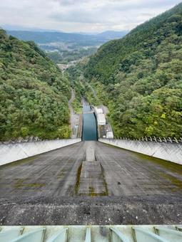 上から見るダムと緑豊かな渓谷 ダム,渓谷,山の写真素材