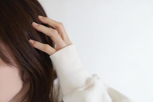 髪の毛を触る女性　ヘアケアイメージ 髪の毛,ヘアケア,頭皮の写真素材