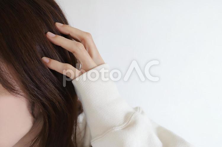 髪の毛を触る女性　ヘアケアイメージ 髪の毛,ヘアケア,頭皮の写真素材