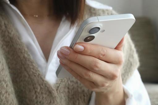 スマホを持つ女性 スマホ,女性,ビジネスの写真素材