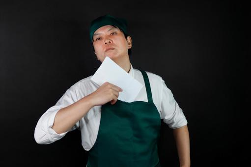 エプロン姿の男性と封筒 エプロン姿の男性と封筒の写真