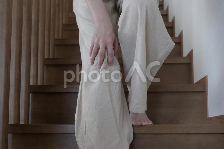 階段で感じる膝の不調 膝,痛い,足の写真素材