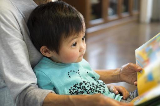 一個三歲的孩子讀圖畫書 一個三歲的孩子讀圖畫書