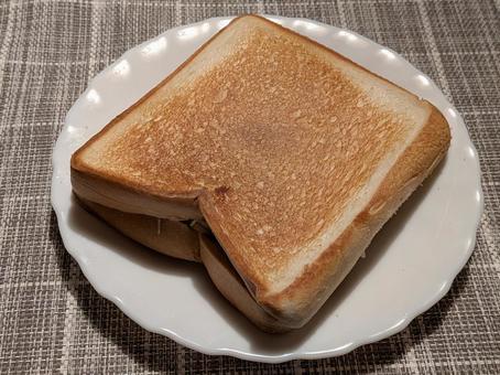 小雪の朝の自宅で焼いたホットサンドイッチ サンドイッチ,食パン,トーストの写真素材