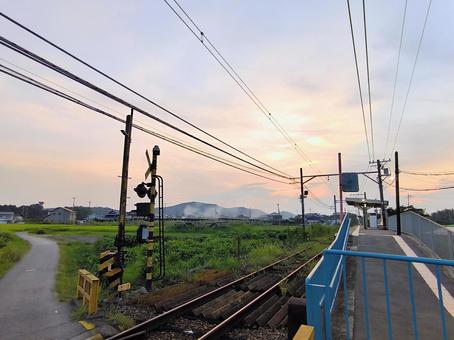夕暮れ時のプラットホーム、兵庫県小野市 夕暮れ時のプラットホーム、兵庫県小野市 神戸電鉄,粟生線,葉多駅の写真素材