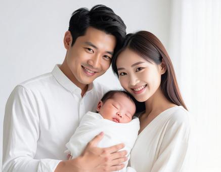 赤ちゃんを抱く幸せそうな夫婦 赤ちゃんを抱く幸せそうな夫婦の写真