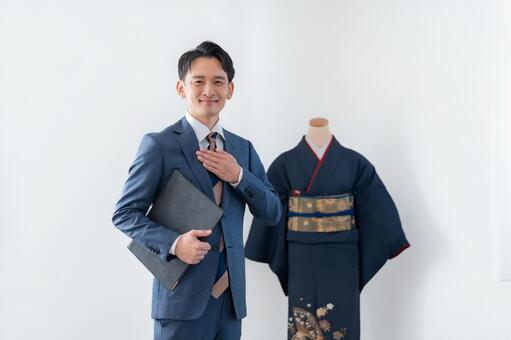 着物を買取するスーツを着た男性 ビジネスマン,男性,スーツの写真素材