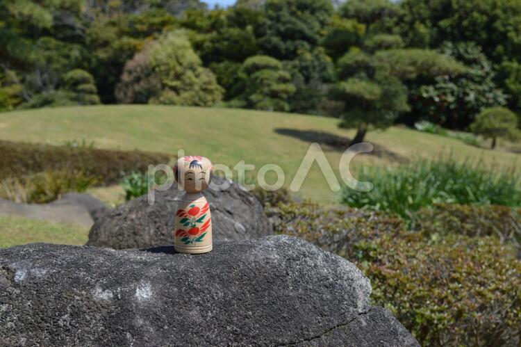 日本庭園とこけし かわいい,こけし,人形の写真素材