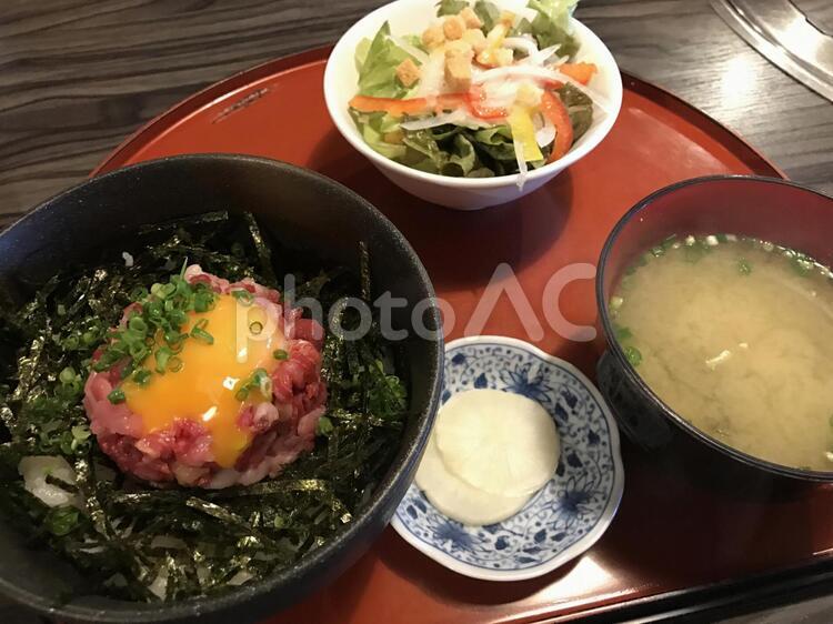 桜ユッケ丼定食 おいしい,お肉,ごはんの写真素材