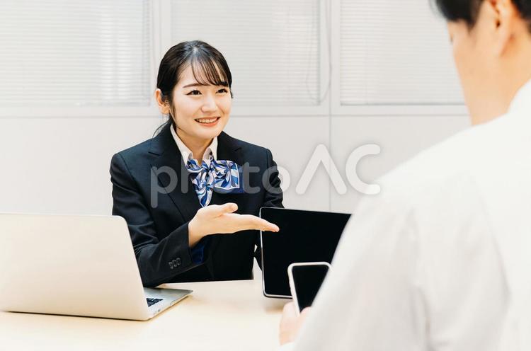 タブレットを使って説明をする女性（窓口） タブレット,相談,銀行の写真素材