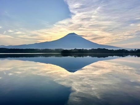 田貫湖に映る富士山と雲 田貫湖に映る富士山と雲の写真