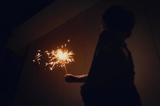 <素材>夏の夜に花火を楽しむ男の子 <素材>夏の夜に花火を楽しむ男の子の写真