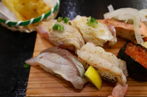 回転寿司店のランチのあぶり寿司盛り合わせ 回転寿司店のランチのあぶり寿司盛り合わせ あぶり寿司,盛り合わせ,魚介類の写真素材