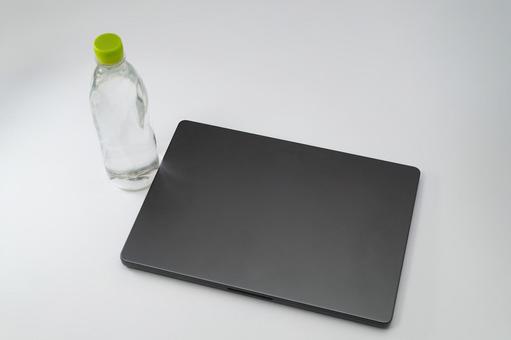 テレワーク中の水分補給 ノートパソコン,水,水分補給の写真素材