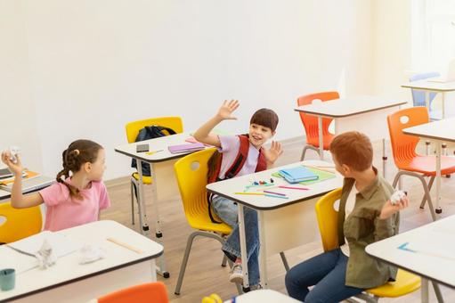 紙くずを投げる生徒たちと太陽 男の子,女の子,子どもの写真素材