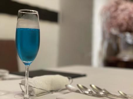 レストランで青いスパークリングワイン スパークリングワイン,ワイン,フレンチの写真素材