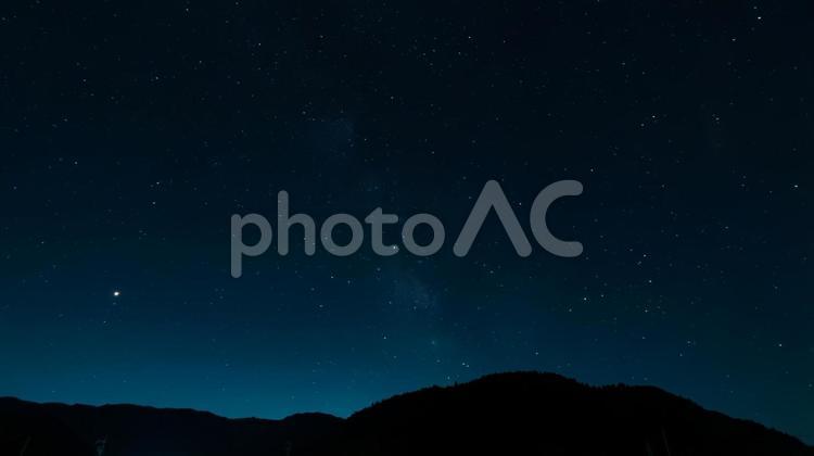天の川が訪れる静寂の夜 天の川,夜空,星の写真素材