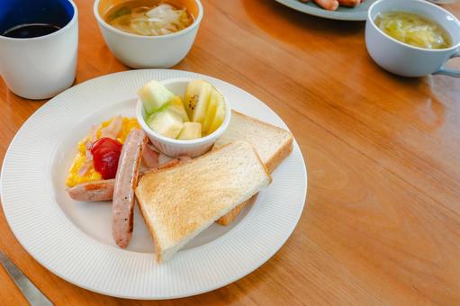 トーストと卵の洋朝食 トーストと卵の洋朝食の写真