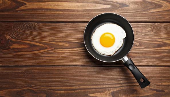 フライパンの上の目玉焼きの写真