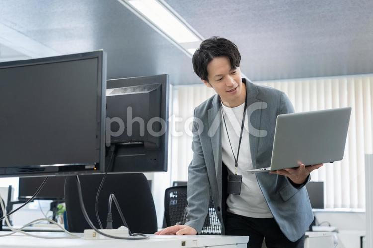 オフィスカジュアルの若い男性エンジニア ビジネス,オフィス,エンジニアの写真素材
