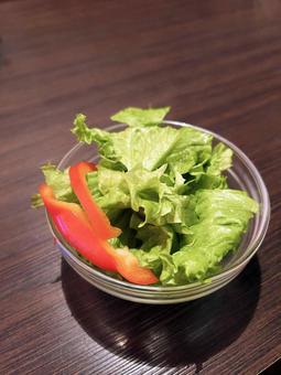 テーブルに置かれたサラダのクローズアップ テーブルに置かれたサラダのクローズアップ サラダ,野菜,レタスの写真素材