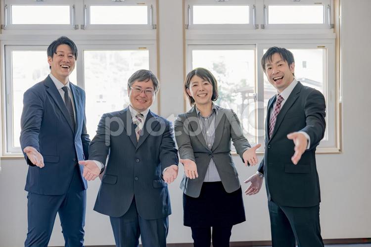 手を差し伸べるビジネスマン達 ビジネス,会社,企業の写真素材