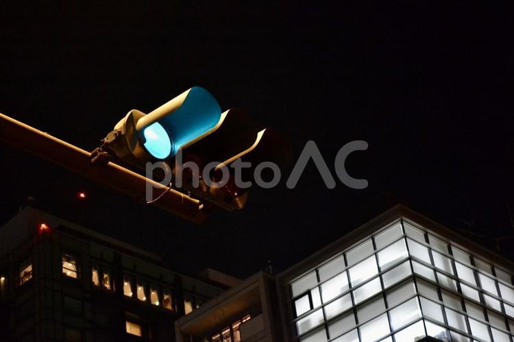 信号のある夜景 信号,信号機,青信号の写真素材