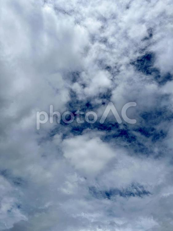 昼下がりの青空と雲の風景 青空,雲,白いの写真素材