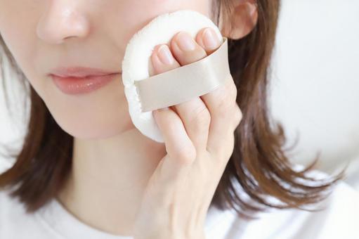 パウダーをつける女性　メイク パウダー,パフ,メイクの写真素材