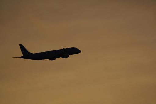 飛行機と夕焼け 飛行機,旅客機,航空機の写真素材